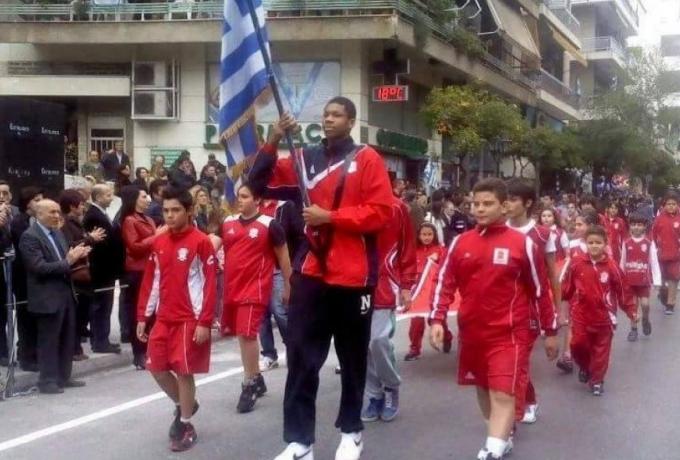 Θα έχετε δει την κλασική φωτογραφία με τον Γιάννη να είναι σημαιοφόρος. Ένα μικρό θρεντ: 

«Ο Γιάννης από μικρός ονειρευόταν να κρατήσει στα χέρια του την ελληνική σημαία, μέχρι που του την εμπιστεύτηκε ο Φιλαθλητικός στην παρέλαση της 25ης Μαρτίου του 2013.