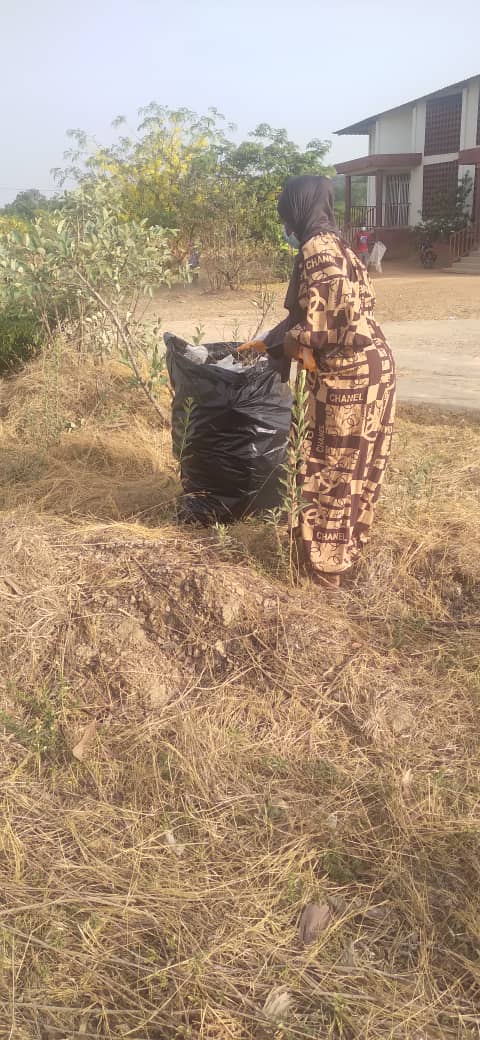 Il se tient en ce moment une activité d'assainissement au sein de <a href="/UniversiteLabe/">Université de Labé</a>. Il faut rappeler que cette initiative est née lors de la nuit des idées initiée par <a href="/AFRICTIVISTES/">AfricTivistes</a>  pendant le <a href="/ForumFoutah/">Forum du Numérique au Foutah</a>. Bravo aux étudiant-es pour ce concept. Merci au recteur et son équipe.
