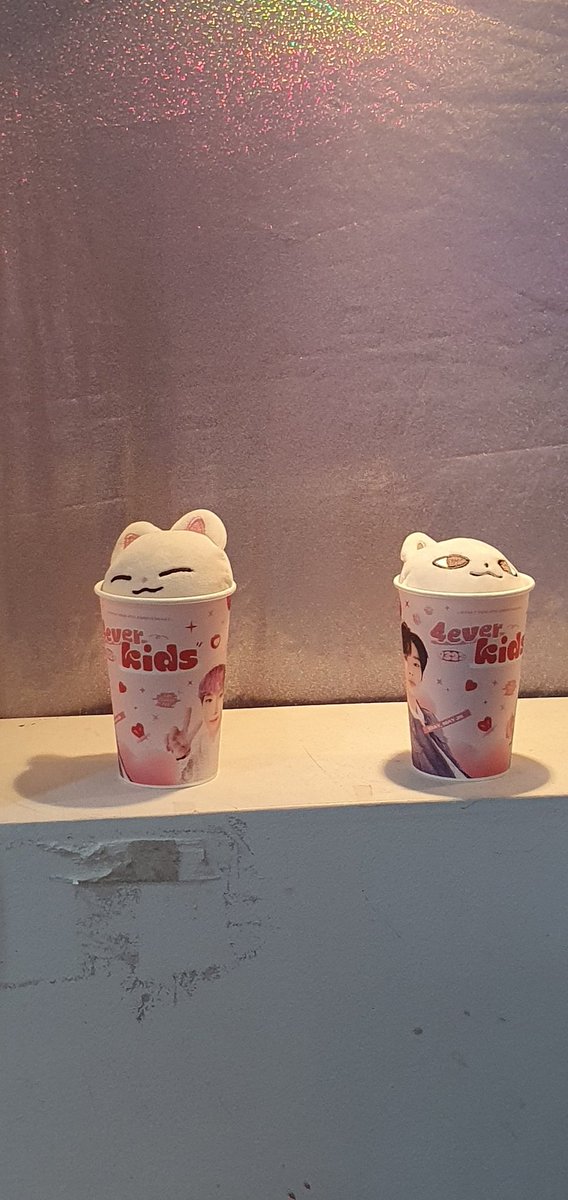 홍대 W 카페 
왔어욤!!! 사진들 있고 뽁시니인형들 컵에 담아있어서 마카롱도 귀엽고 미니전시회처럼 걸어있어서 넘귀여워요!!! 예쁜가게 열어주서셔 감사합니다!!!
 #4주년에도_함께_발맞춰_걸을게
