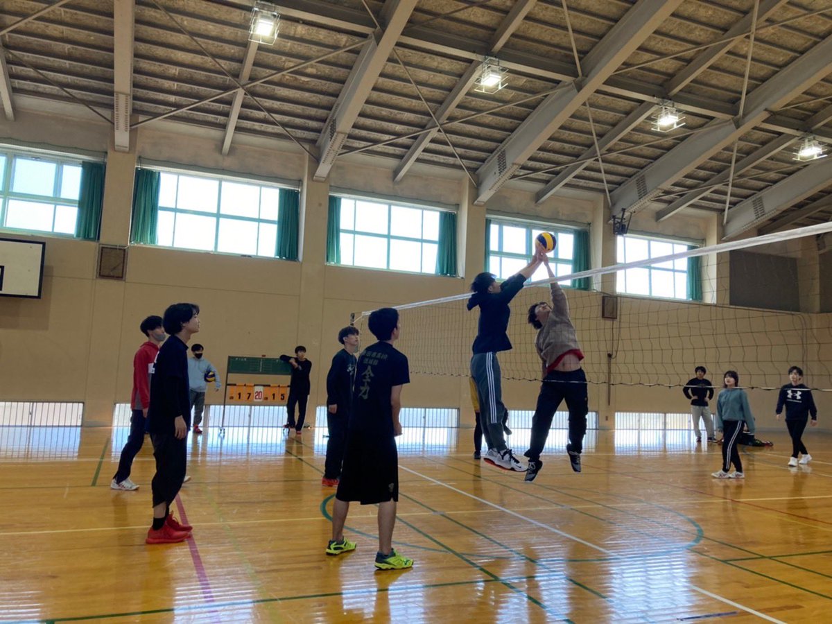 fu_seasonsports's tweet photo. シーズンスポーツクラブです👩‍🎤

いつもは火曜日にバスケ、金曜日にバレーをしています🎈🧸

コロナによって、決行できるかは未定ですが花コンなど1年生の交流会も予定しているのでぜひ！🌸

興味あるかたはDMまで🚶‍♀️🚶‍♀️🕺

 #春から福大
 #春から福井大学 https://t.co/qj3luZtpDK