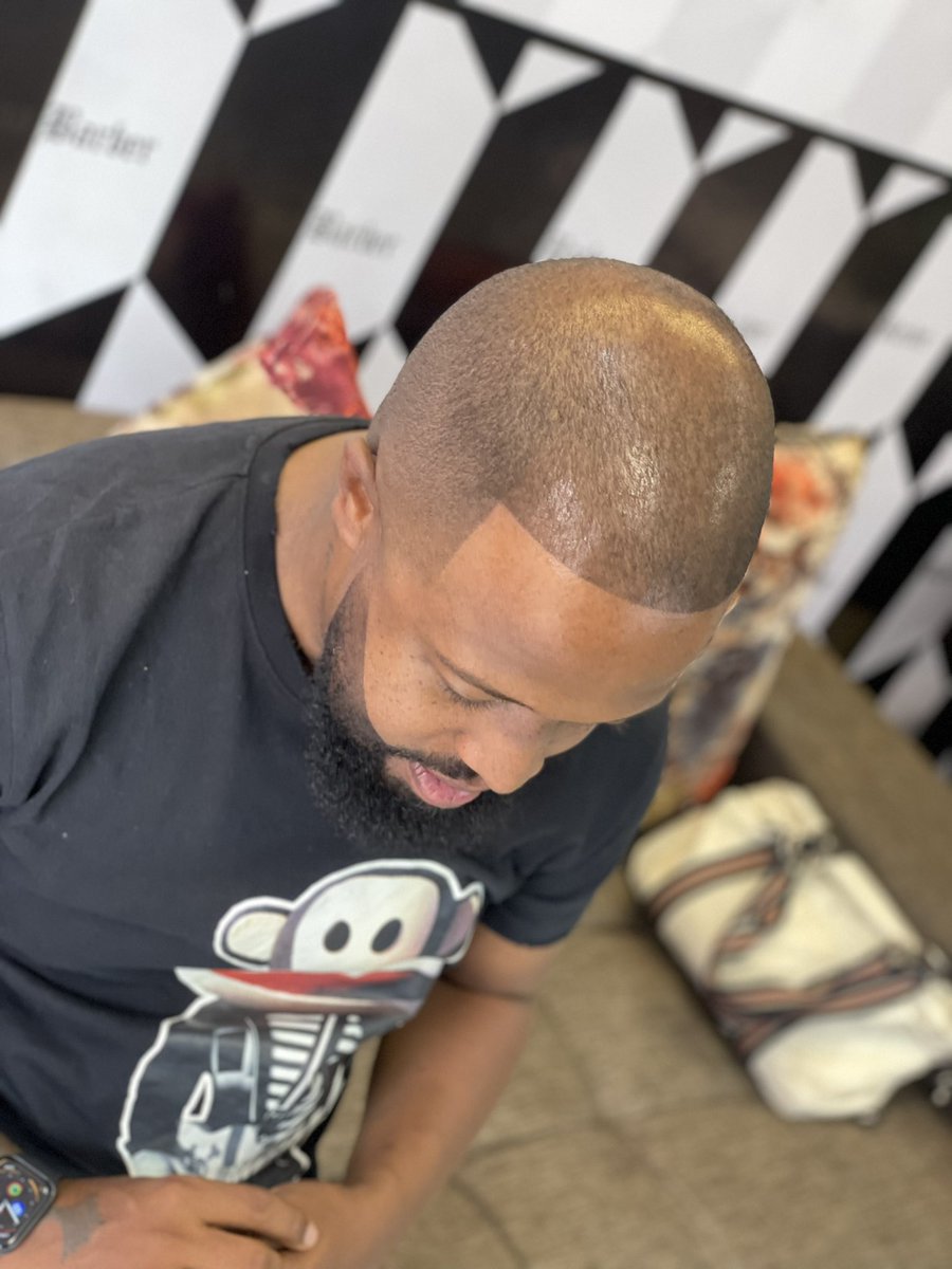 DenzelUG's tweet photo. Fresh for the weekend! @lanabarber256 making sure your girlfriend will be looking my way at #BlanketsAndWineKla 😅 https://t.co/QncQOh0eQD