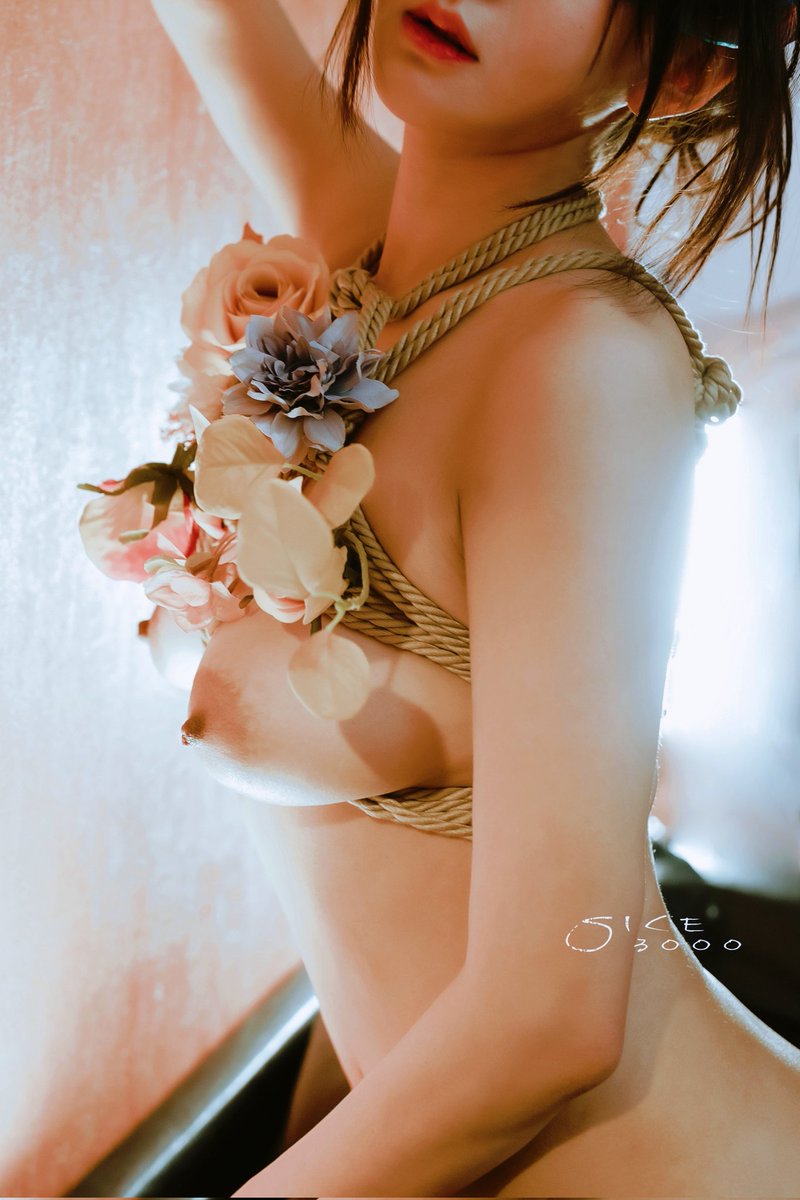 你比繁花烂漫
摄影：@SICE3000
投稿：@IES_anh @Fengsiyuan                @Death_of_rose  
#摄影 #写真 #捆绑 #情绪 #绳艺 https://t.co/1lkRv7ZmZL
