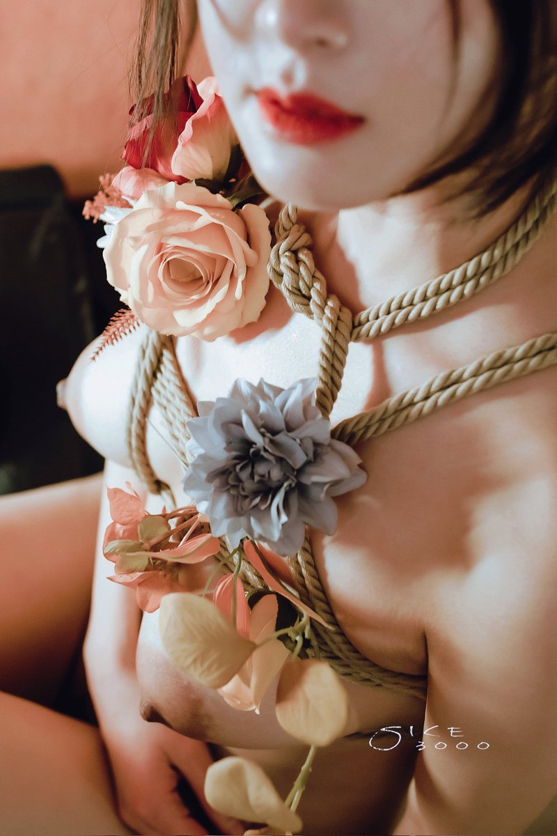 你比繁花烂漫
摄影：@SICE3000
投稿：@IES_anh @Fengsiyuan                @Death_of_rose  
#摄影 #写真 #捆绑 #情绪 #绳艺 https://t.co/1lkRv7ZmZL