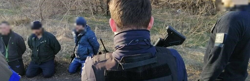 05366_com_ua's tweet photo. 1,5 тисячі долларів за перетин кордону: ДБР затримало призовників https://t.co/TL1VaoIZv8 https://t.co/9EgAxxcuUo