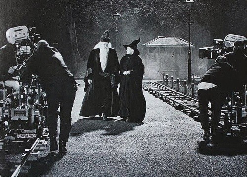PotterWorldUK's tweet photo. Beautiful behind the scenes shot of Richard Harris and Maggie Smith shooting the first movie. https://t.co/fQq8ovVAD7