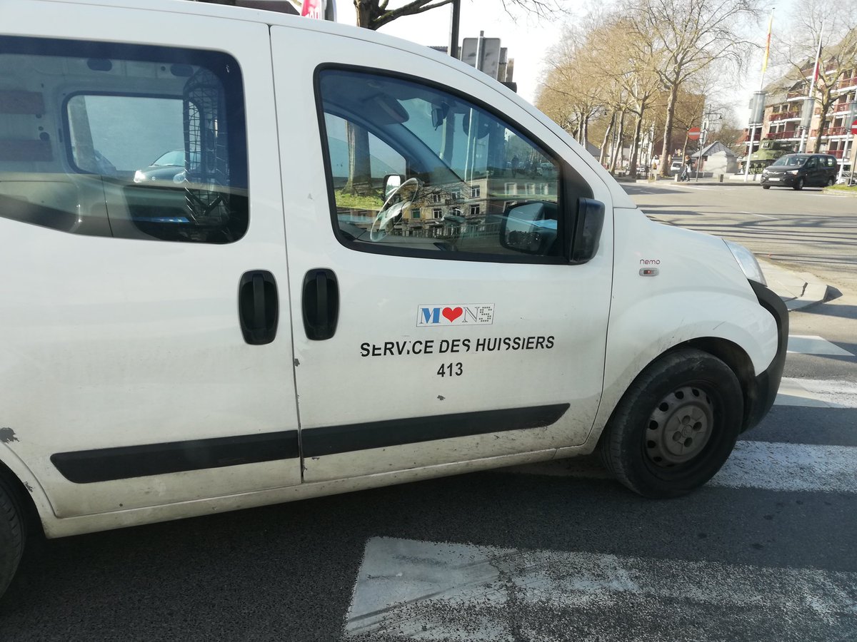 cretinfou's tweet photo. A @VilledeMons  on sait se garer. https://t.co/DzyfnbWgx9