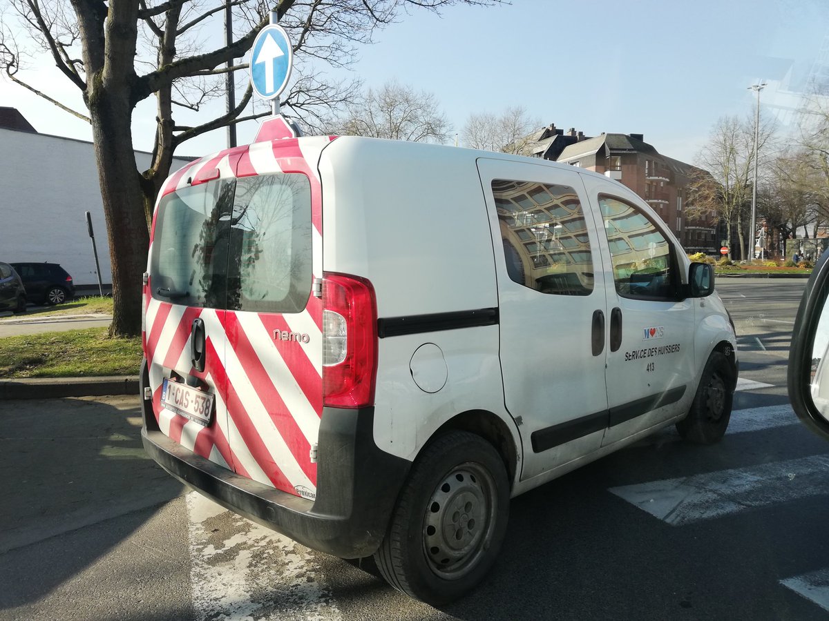 cretinfou's tweet photo. A @VilledeMons  on sait se garer. https://t.co/DzyfnbWgx9