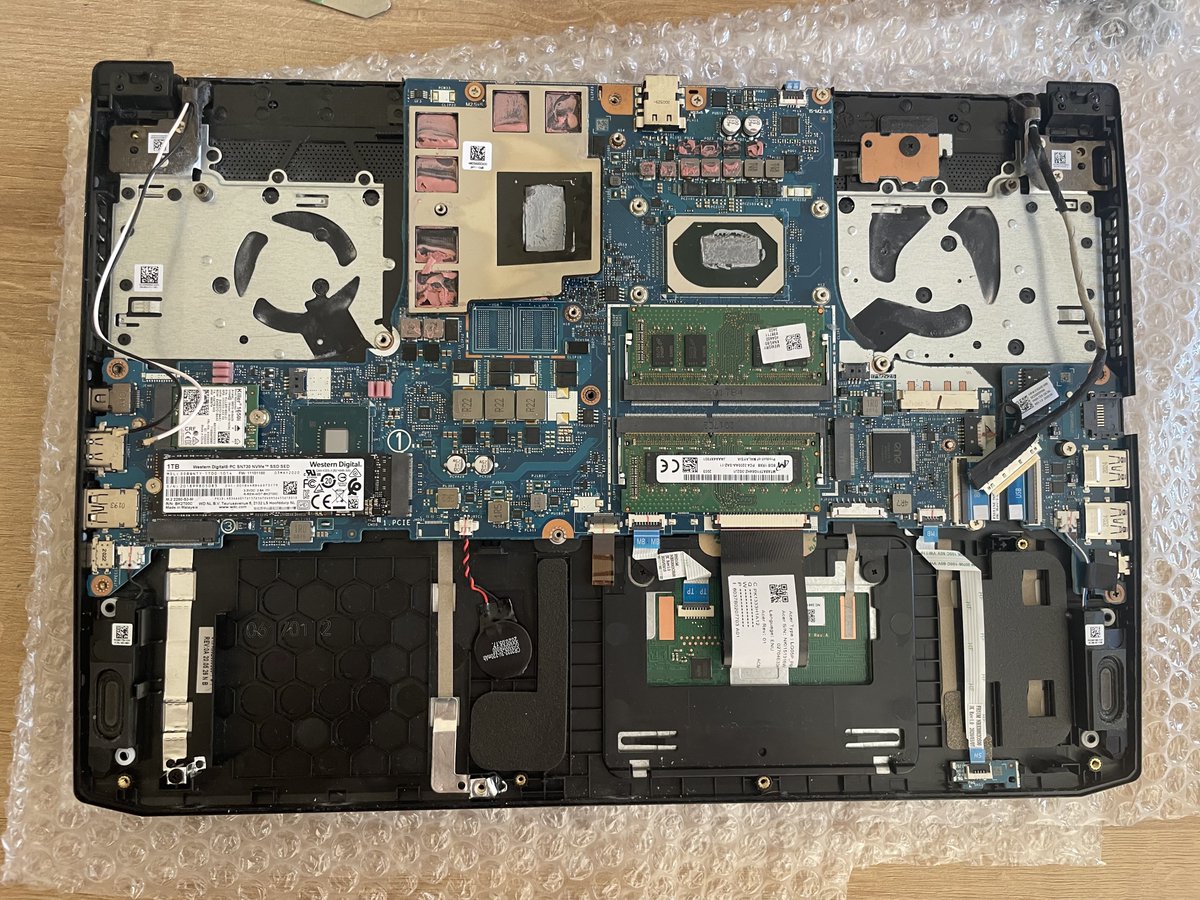 ComputerGenieUK's tweet photo. Heatsink is off, time to repaste this laptop https://t.co/WghqLUNDBD