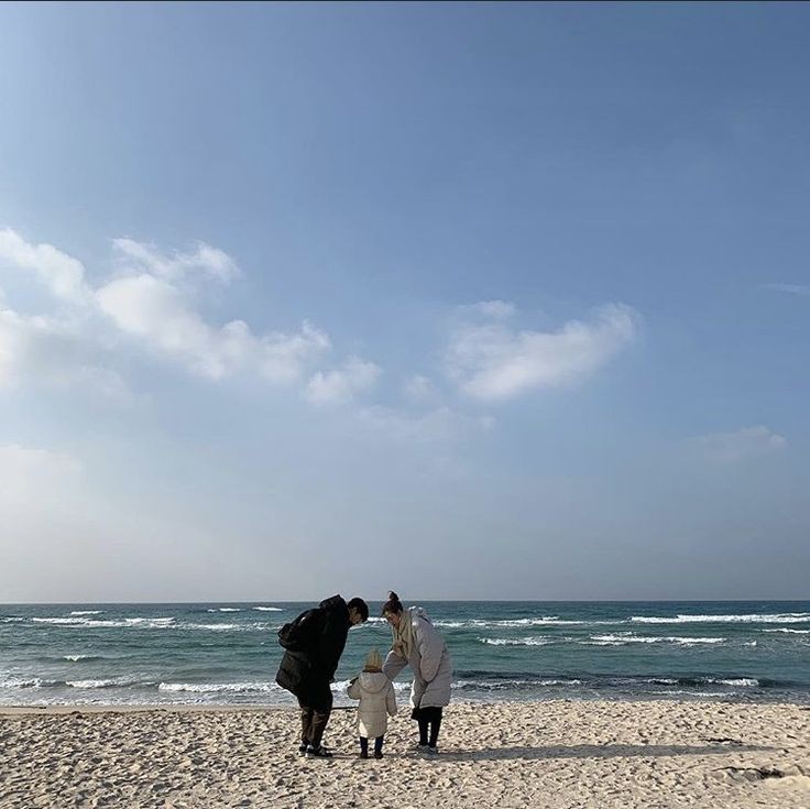 kughyzer's tweet photo. ㅤㅤ   
      
                      @.kughyzer
                             KMT

Sunday is family day✨ Beach time with my wifey and little princess❤️

       🗓️ 03-27-22 | 🕔 : 5:01 PM
       📍 Calatagan, Batangas. https://t.co/4FnXvmhcRw