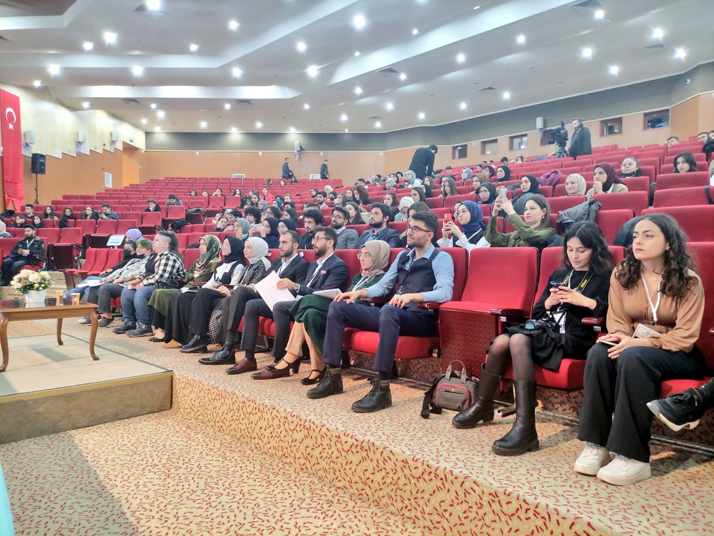 sbuedutr_sks's tweet photo. Genç Mekteb-i Tıbbiyeliler Kulübümüzün Gülhane Külliyemizde gerçekleştirdiği Adli Tıp Öğrenci Çalıştayı'nda ikinci gün öğrenci sunumlarıyla başladı...

#SağlıkBilimleriÜniversitesi 

Adli Tıp Çalıştayınımızı YouTube canlı yayını ile takip edebilirsiniz.

https://t.co/OYNUT1MBI3 https://t.co/mSxCVdFGlG