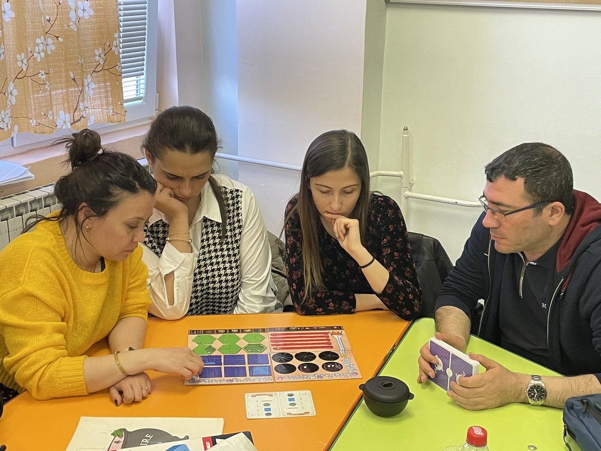 sclaudeV2's tweet photo. Extension de la présentation à nos collègues bulgares, turques et polonaises 🙂 @MPaillottet https://t.co/Ry3NbWSHw8