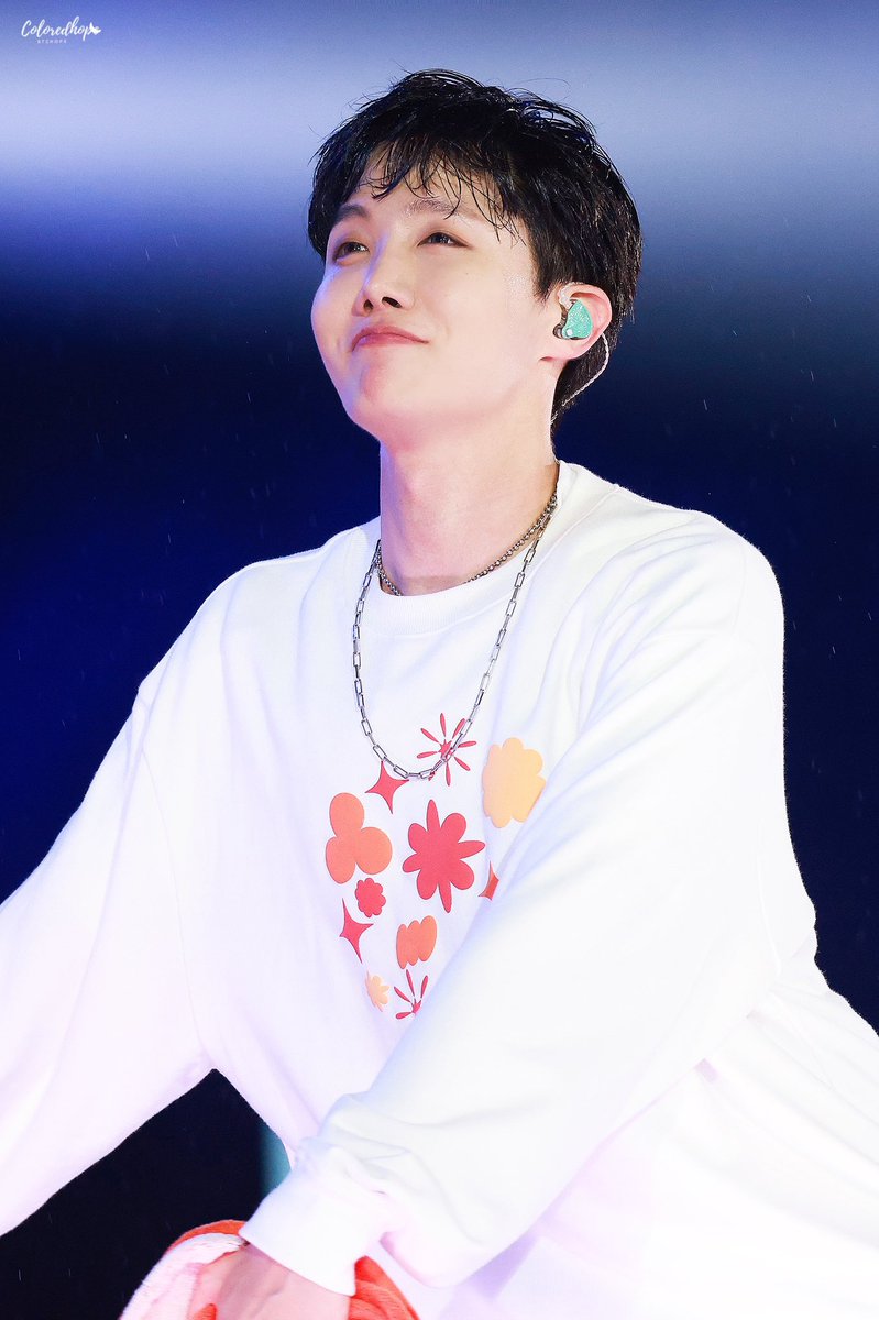 taeinmyhearteu's tweet photo. The world is dark without your smile and energy. Missing you a little extra today, luv. Hope you're recovering well 🥺💜 @BTS_twt 

#WeLoveYouHobi https://t.co/Sterb1ZPQy