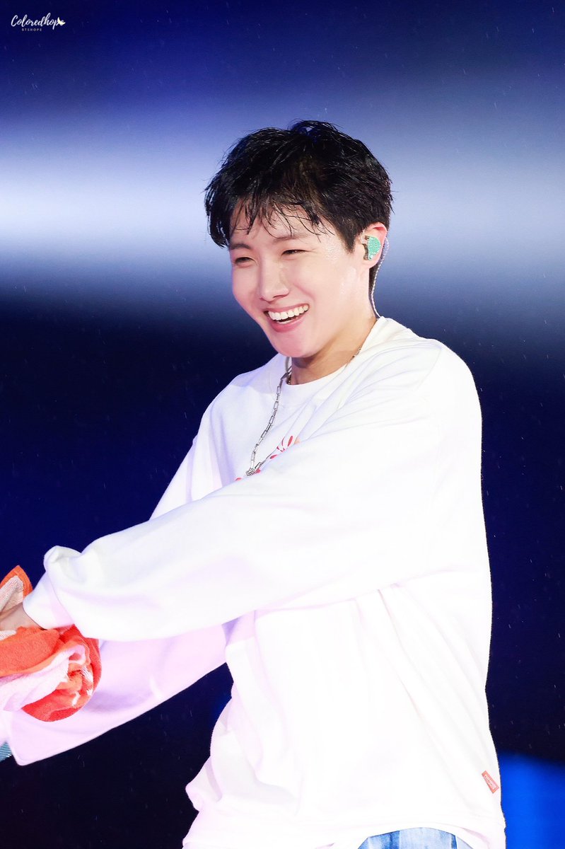 taeinmyhearteu's tweet photo. The world is dark without your smile and energy. Missing you a little extra today, luv. Hope you're recovering well 🥺💜 @BTS_twt 

#WeLoveYouHobi https://t.co/Sterb1ZPQy