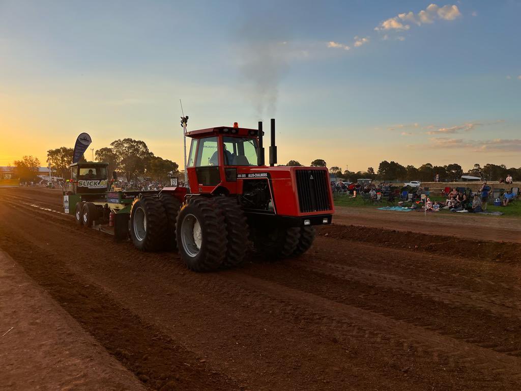 So we give our old 4W305 a tart up, Stripped her down, chassis paint, sand blasted axles and wheels, cut some rust out of the guards and give her a coat of jam just in time to drag the sled for a full pull at the Elmore Tractor pull last weekend, And yep she was a full pull