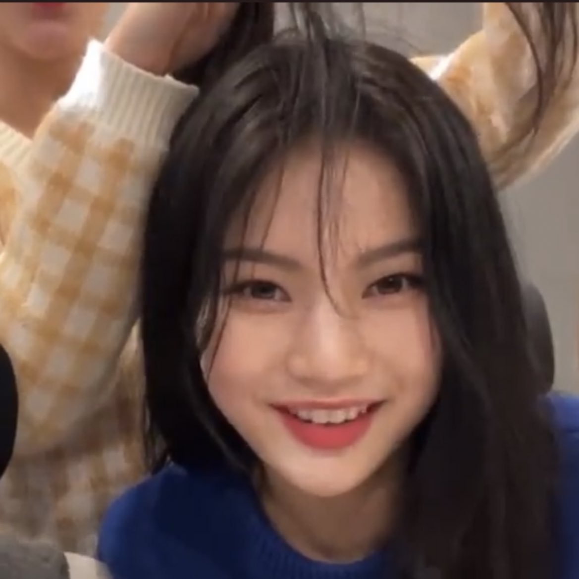 어제자 스테이씨 아이사 가짜 시스루뱅 .jpg | 인스티즈