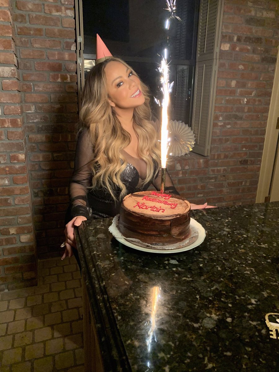 День рождения артистки. Мэрайя Кэри с тортом. Знаменитости на дне рождения. Шикарное день рождение у звезд. С днем рождения певице.
