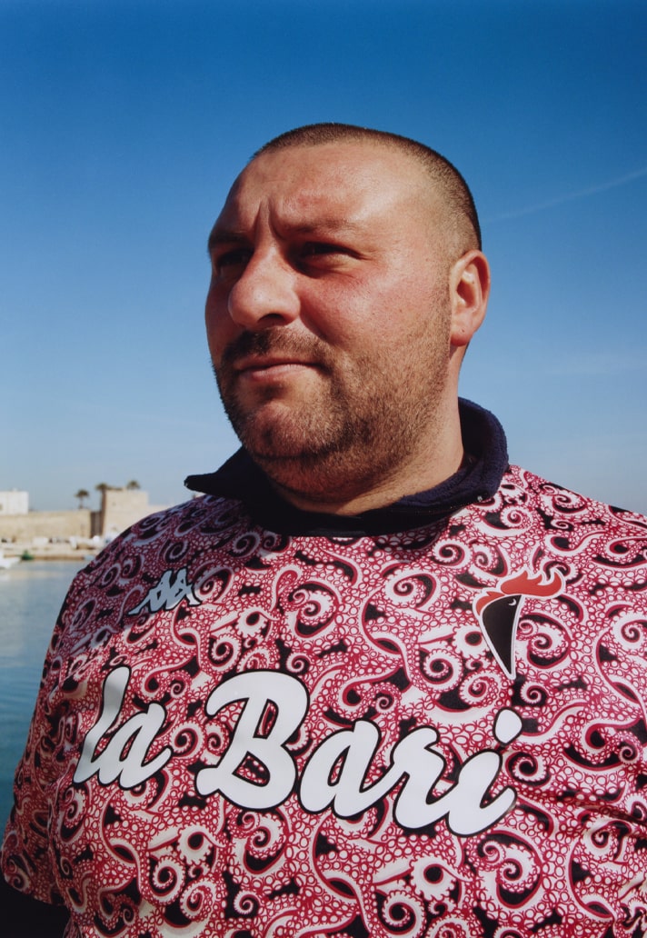 Sportimize's tweet photo. 🐙 Le @sscalciobari, le designer Leonardo Colacicco et Kappa ont sorti un maillot avec une référence culturelle à la ville italienne : La pêche de poulpes !
📸 #ASBari | #FootballKits https://t.co/zGQSffdw2p