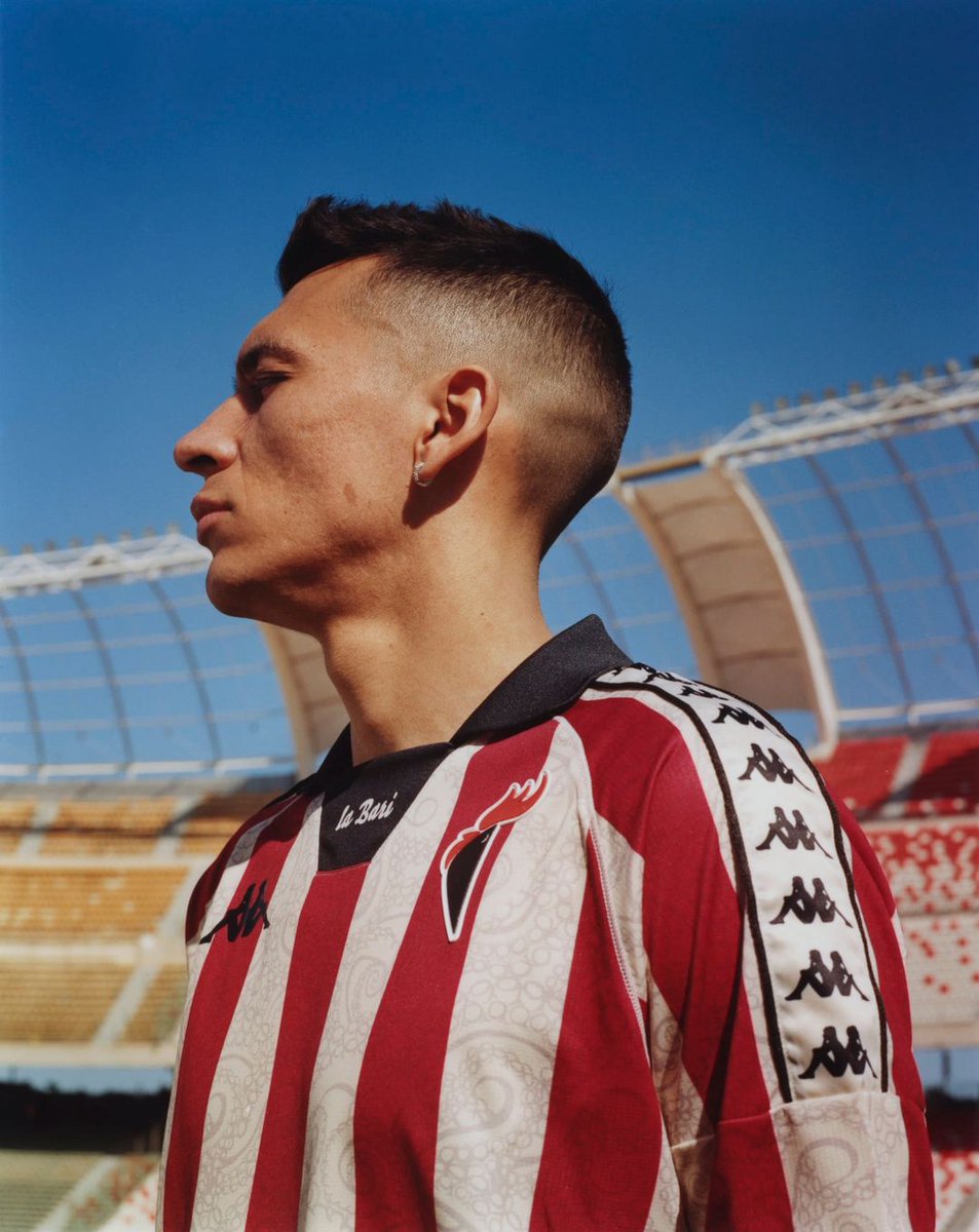 Sportimize's tweet photo. 🐙 Le @sscalciobari, le designer Leonardo Colacicco et Kappa ont sorti un maillot avec une référence culturelle à la ville italienne : La pêche de poulpes !
📸 #ASBari | #FootballKits https://t.co/zGQSffdw2p