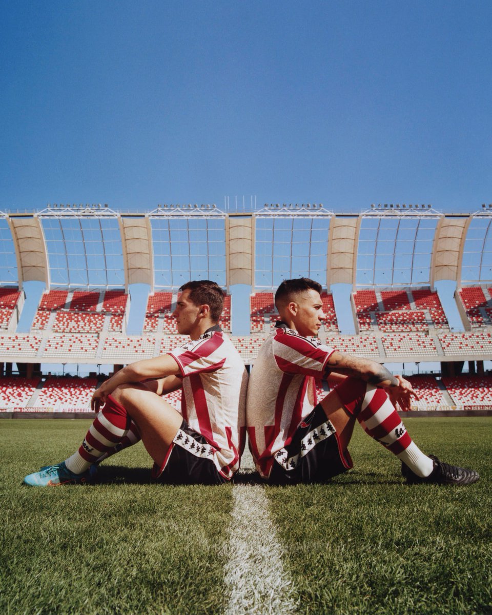 Sportimize's tweet photo. 🐙 Le @sscalciobari, le designer Leonardo Colacicco et Kappa ont sorti un maillot avec une référence culturelle à la ville italienne : La pêche de poulpes !
📸 #ASBari | #FootballKits https://t.co/zGQSffdw2p