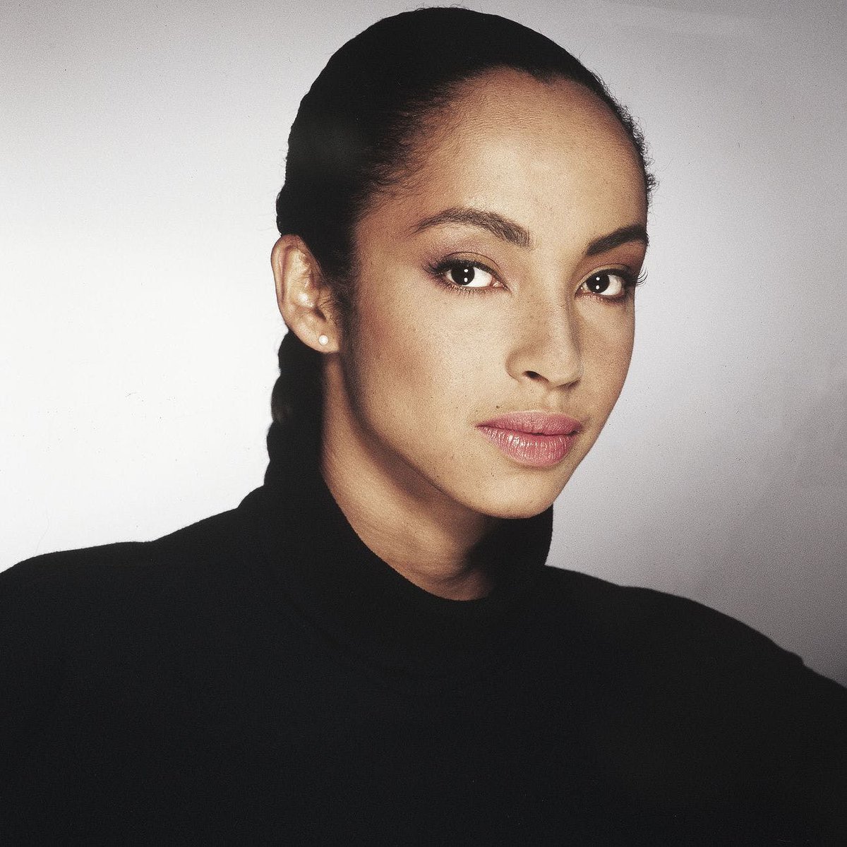 Radio2000_ZA's tweet photo. Wrapping up women's month... Two stellar women who sing about love in all its forms...they sachay, swing and smile giving some of the best live performances. Who is your go to? Zonke or Sade? #TwoAssebliefToe #radio2000za #ourmusicyourmemories https://t.co/8aWIlsTpwc