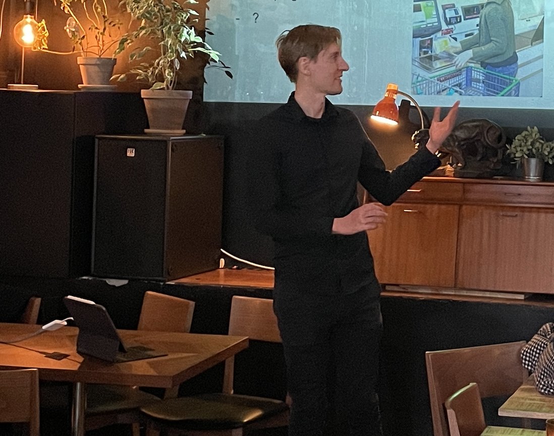 DIGIKULT_NTNU's tweet photo. An #academicPresentation or a #martialArts demonstration? With @RogerSoraa it could be either. https://t.co/EBDOsAzn2j