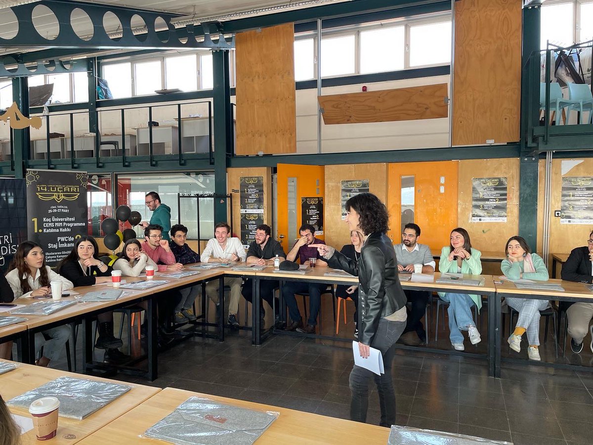 Takımlarımız 14.UçArı Ulusal Vaka Analizi Yarışması finalinin son gününde Türkiye İş Bankası’nın vaka tanıtım sunumunu dinlediler; sanal asistan geliştirme yöntemleri ve bankacılığın hayatımızdaki yerine dair bilgi edindiler!@isbankasi