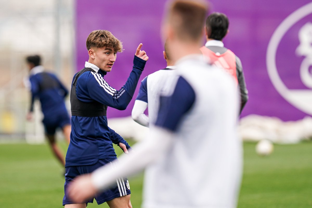 RVcantera's tweet photo. Jueves: "La voy a poner ahí" 🔜 Sábado: 🤗⚽️💜

#pucela #RVJuvenilA https://t.co/arJB3dlMuo