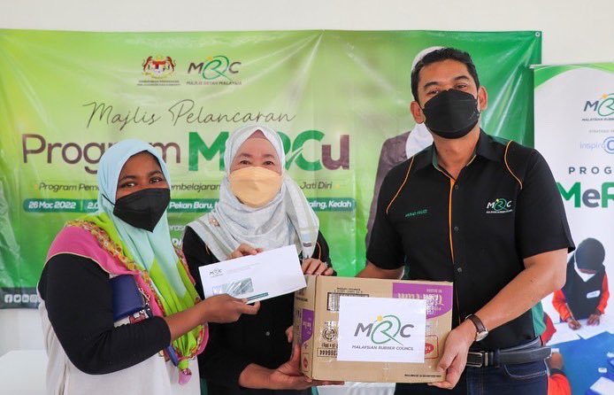 MYrubbercouncil's tweet photo. Chairman of MRC, YB Dr. Daroyah Alwi launched MeRCu Programme and presented food baskets together with cash donations worth RM400 to each 40 families of the rubber tappers and smallholders in Baling, Kedah yesterday.

#MRC #MeRCu #MRCSustainability #MalaysianRubberCouncil https://t.co/2s6SdIeyMG