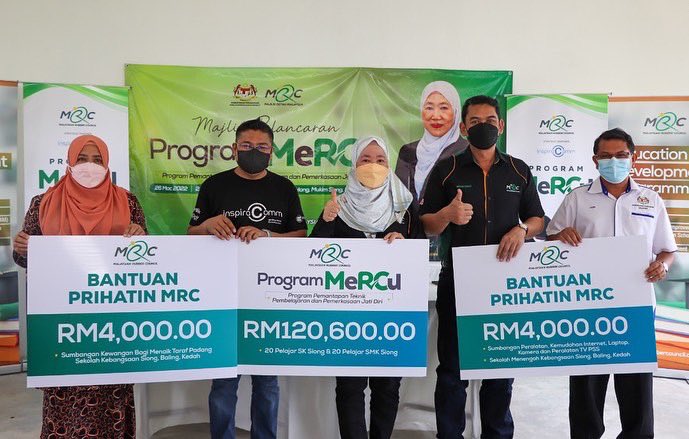 MYrubbercouncil's tweet photo. Chairman of MRC, YB Dr. Daroyah Alwi launched MeRCu Programme and presented food baskets together with cash donations worth RM400 to each 40 families of the rubber tappers and smallholders in Baling, Kedah yesterday.

#MRC #MeRCu #MRCSustainability #MalaysianRubberCouncil https://t.co/2s6SdIeyMG