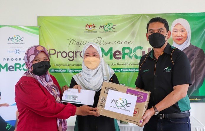 MYrubbercouncil's tweet photo. Chairman of MRC, YB Dr. Daroyah Alwi launched MeRCu Programme and presented food baskets together with cash donations worth RM400 to each 40 families of the rubber tappers and smallholders in Baling, Kedah yesterday.

#MRC #MeRCu #MRCSustainability #MalaysianRubberCouncil https://t.co/2s6SdIeyMG