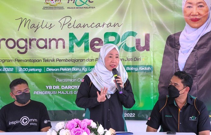 MYrubbercouncil's tweet photo. Chairman of MRC, YB Dr. Daroyah Alwi launched MeRCu Programme and presented food baskets together with cash donations worth RM400 to each 40 families of the rubber tappers and smallholders in Baling, Kedah yesterday.

#MRC #MeRCu #MRCSustainability #MalaysianRubberCouncil https://t.co/2s6SdIeyMG