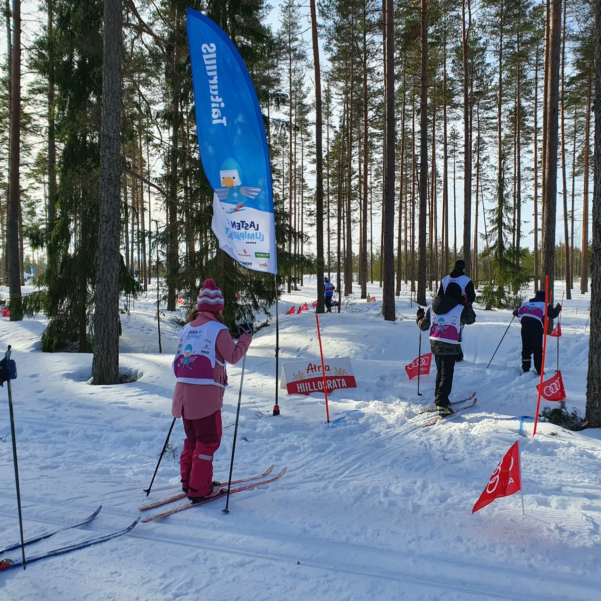 Lumilajit's tweet photo. - Paras koulupäivä ikinä! 😄

Tämän Nummelassa kuullun huudahduksen myötä Lasten Lumipäivien kiertue vuosimallia 2021-2022 on mahtava saatella päätökseen. 🤗

Talven aikana tapahtumissa vieraili yli 11 000 kävijää, joten Lumipäivät ovat liikuttaneet jälleen komealla tavalla! https://t.co/YlXENHKu9X