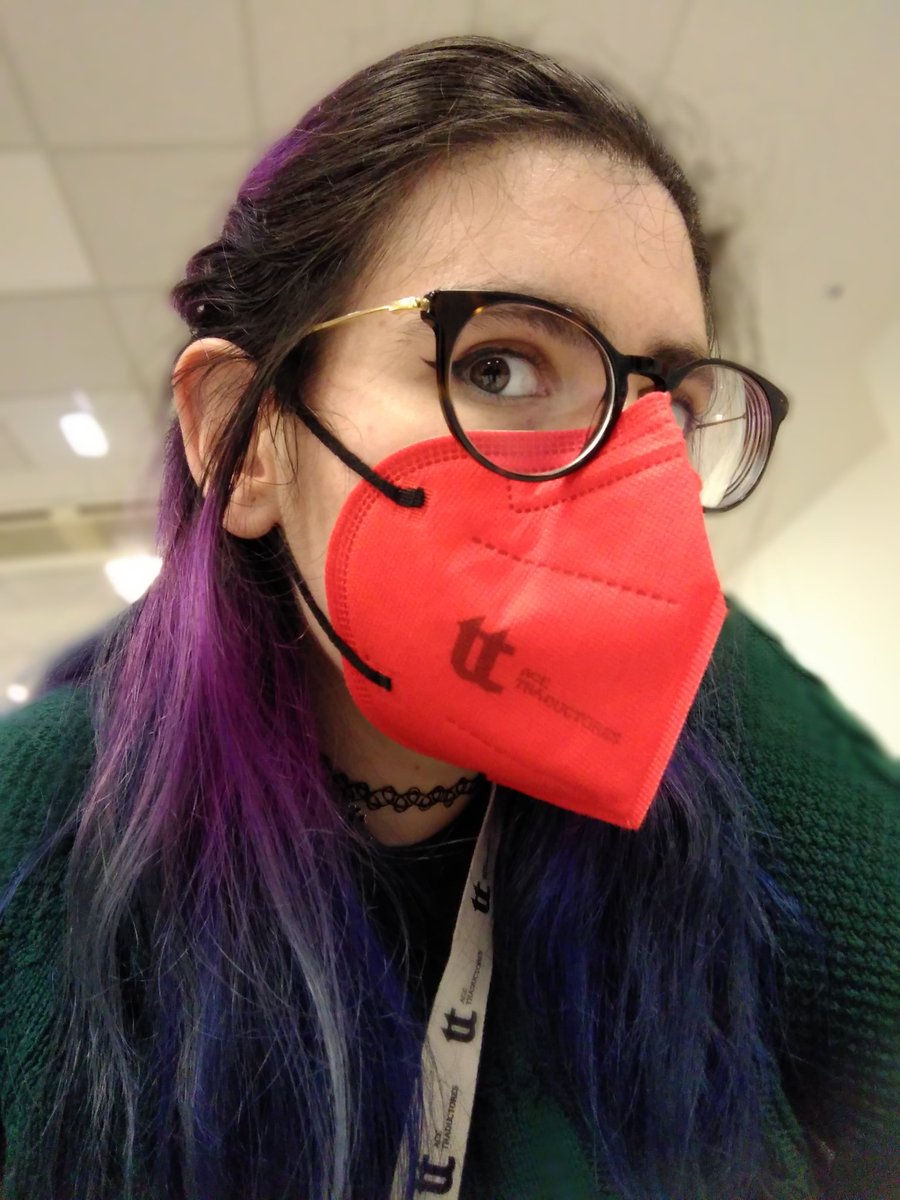 juliatraduce's tweet photo. Y mucho ojo con la mascarilla chula del #EPTE3 https://t.co/iNP7dBN9J4