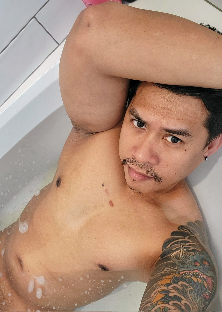 MrMildlyOffBeat's tweet photo. Post work out bath. Man that Epson salt bath soak really helps relieve some of that lower back pain. #musclecub #Gaymer #LGBTQIA https://t.co/UVd2eccv8q