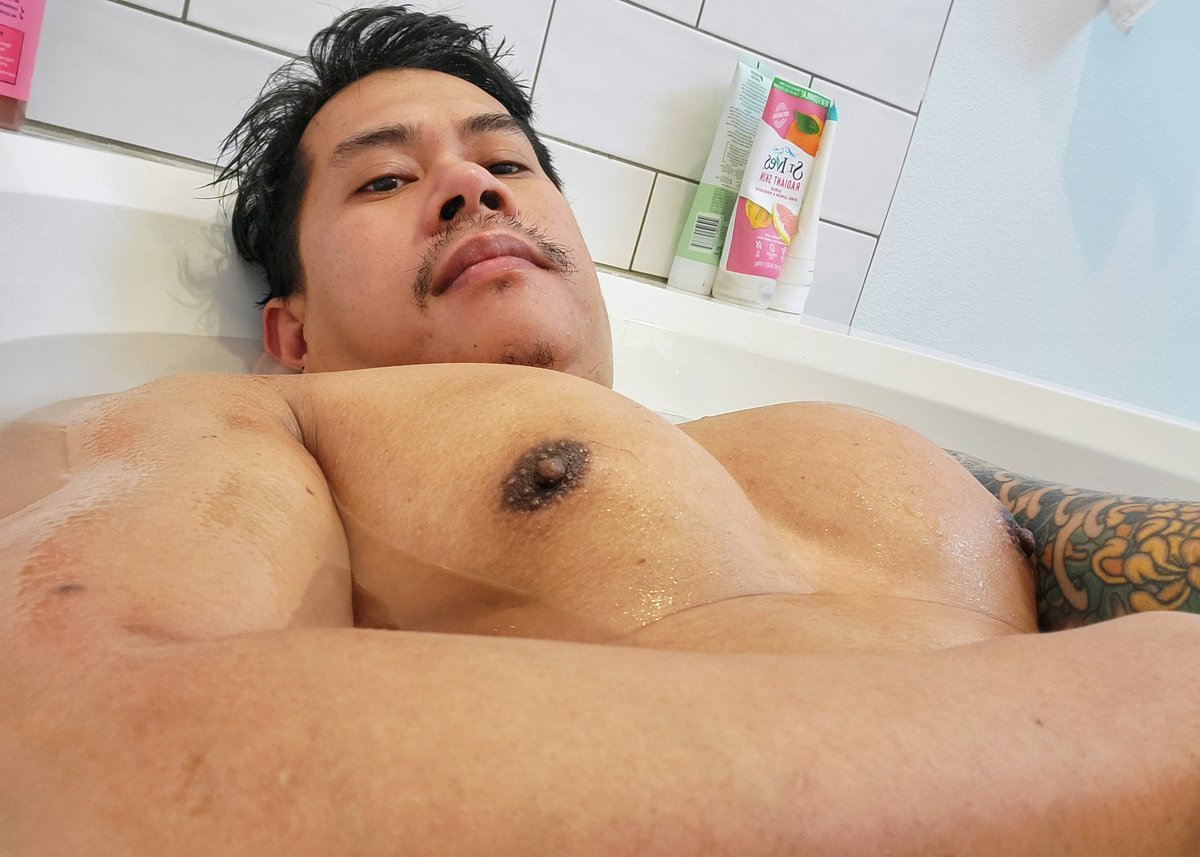MrMildlyOffBeat's tweet photo. Post work out bath. Man that Epson salt bath soak really helps relieve some of that lower back pain. #musclecub #Gaymer #LGBTQIA https://t.co/UVd2eccv8q