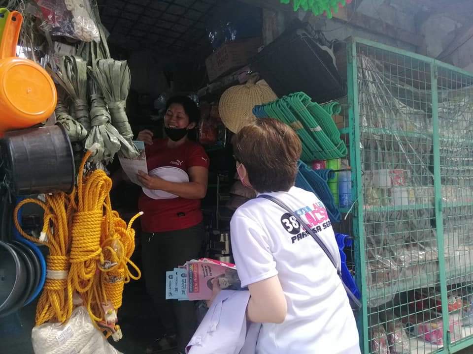 AttyAlexLacson's tweet photo. My wife Pia, kinakausap ang mga tao sa kalye, nagha-house to house campaign,
para kay VP Leni, Sen. Kiko at sa akin. 

How can I not fight hard? ❤💪💕

#38LacsonForSenator 
#38KuyaAlexLacson 
#KuyaAlexLacson2022 
#BigBroMoSaSenado
#KulayRosasAngBukas 
#AngatBuhayLahat https://t.co/93fo0QUWFG
