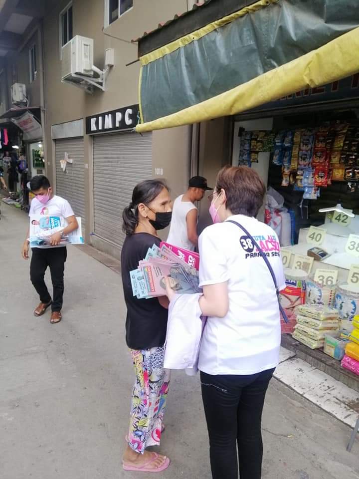 AttyAlexLacson's tweet photo. My wife Pia, kinakausap ang mga tao sa kalye, nagha-house to house campaign,
para kay VP Leni, Sen. Kiko at sa akin. 

How can I not fight hard? ❤💪💕

#38LacsonForSenator 
#38KuyaAlexLacson 
#KuyaAlexLacson2022 
#BigBroMoSaSenado
#KulayRosasAngBukas 
#AngatBuhayLahat https://t.co/93fo0QUWFG