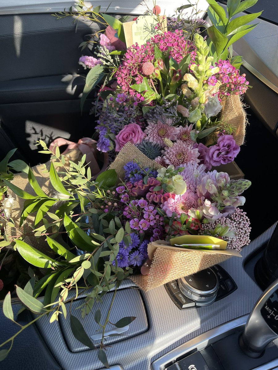 efitz6's tweet photo. Happy Mother’s Day to all the wonderful Moms out there. Delivery guy for my wife Tina’s business ‘Flowerstories’ this am. Match later. Article after. #flattothemat 😀 https://t.co/UuG00bicfa