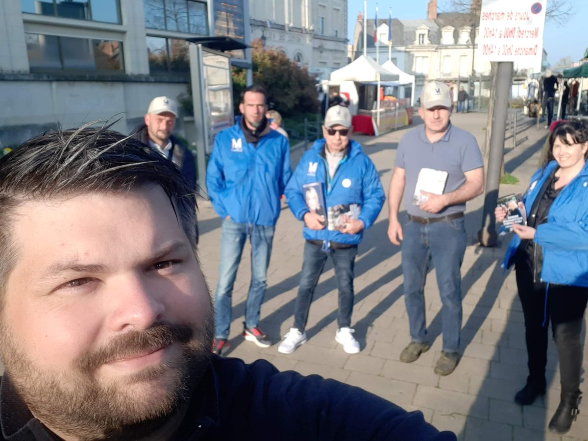 D_Baudry's tweet photo. 🌞 Aujourd'hui sur nos magnifiques marchés de #Fourchambault et #CosneSurLoire
Nos équipes une nouvelle fois sur le terrain à votre rencontre, pour défendre le projet de @MLP_officiel
Vive la #Nièvre 🇫🇷
#MLaFrance https://t.co/QEEROJWFMo