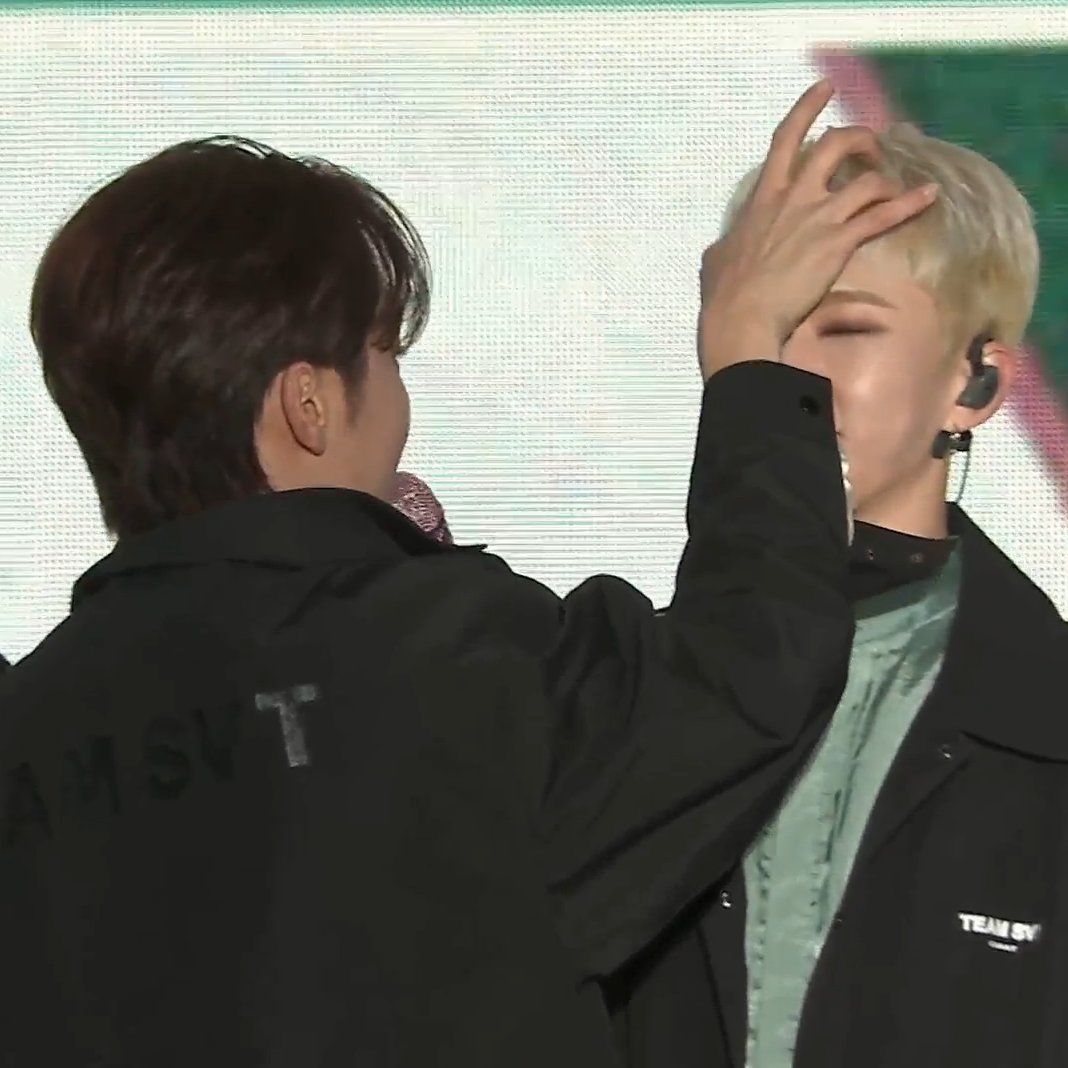 garbagebag20L's tweet photo. 콘서트 중에 알콜감별사도 나올 수 있는거임? https://t.co/9QvP7GHnek