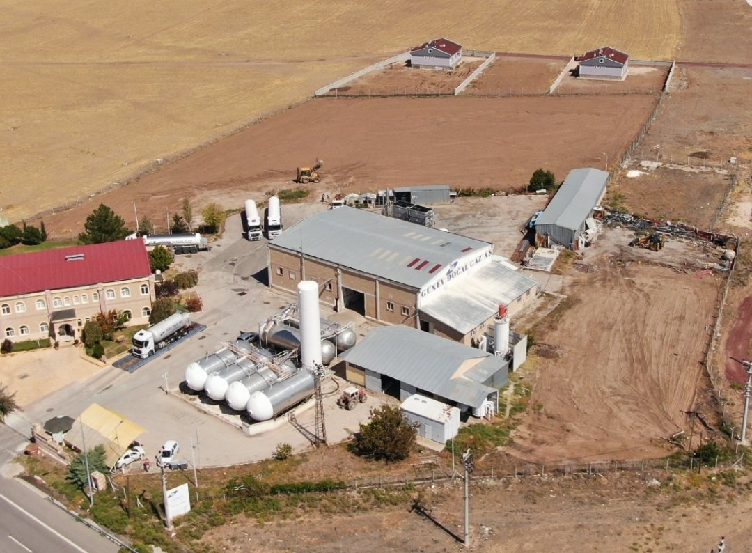 huseyinokandan's tweet photo. Tüketerek yük olan değil, üreterek katkı sağlayan tesisleri inşa ediyoruz👏
30 gün içerisinde Öncesi ve Sonrası 😉
#SolarAPEX 🤝 #Güneydoğalgaz
📍 #Niğde
⚡ 855 KWP https://t.co/BDc2inrEyS