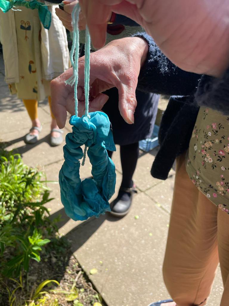 SLBotanicalInst's tweet photo. Wonderful workshop yesterday with Zoë Burt just in time for Mother’s Day. Using natural dyes, peace silk scarves and a resist pattern technique the group produced these beautiful, vibrant scarves.
#slbi #sunnygarden #mothersday #peacesilk #naturaldyes #dyegarden #indigoleaves https://t.co/MLyX6LsySs