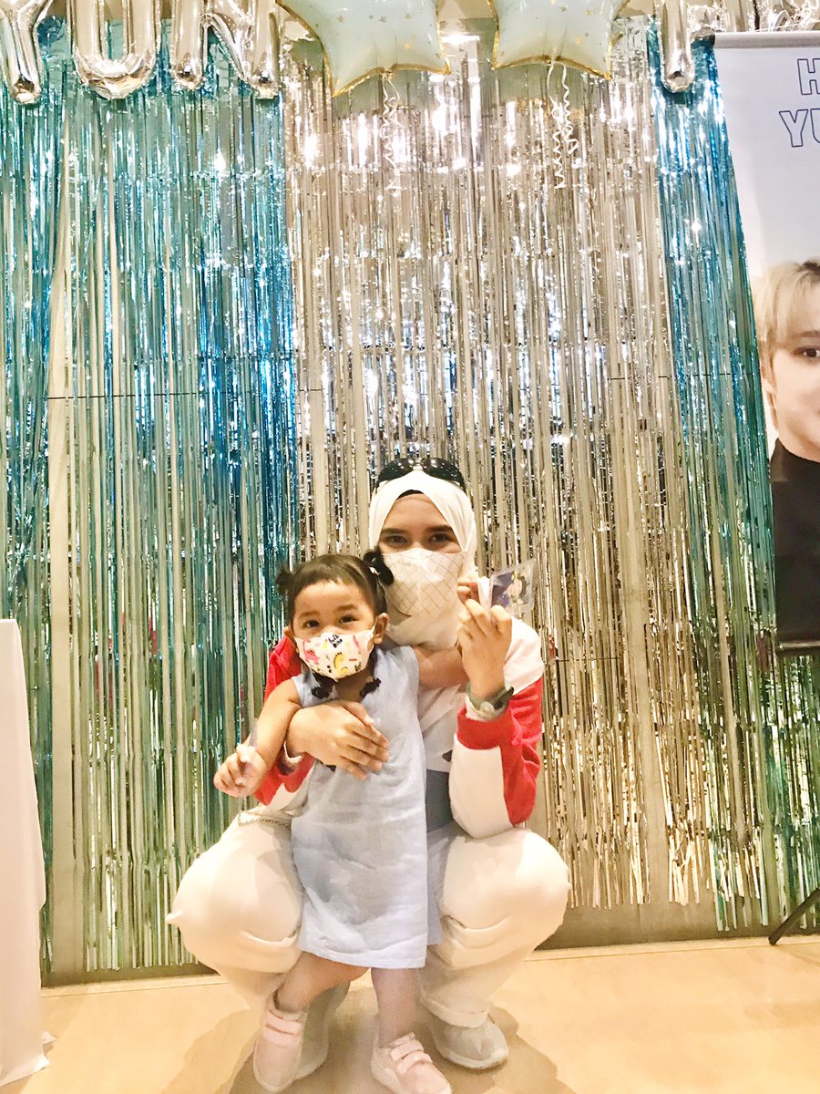 elpeutiny's tweet photo. The tamak in me 😂 Gigih yaaa semalam join #SweetConnectionInMY , today #YunHwaCupsleeveMy pula 🤍🤧
Outfit inspired by Hwa 😻 https://t.co/m1aHHDcQYE