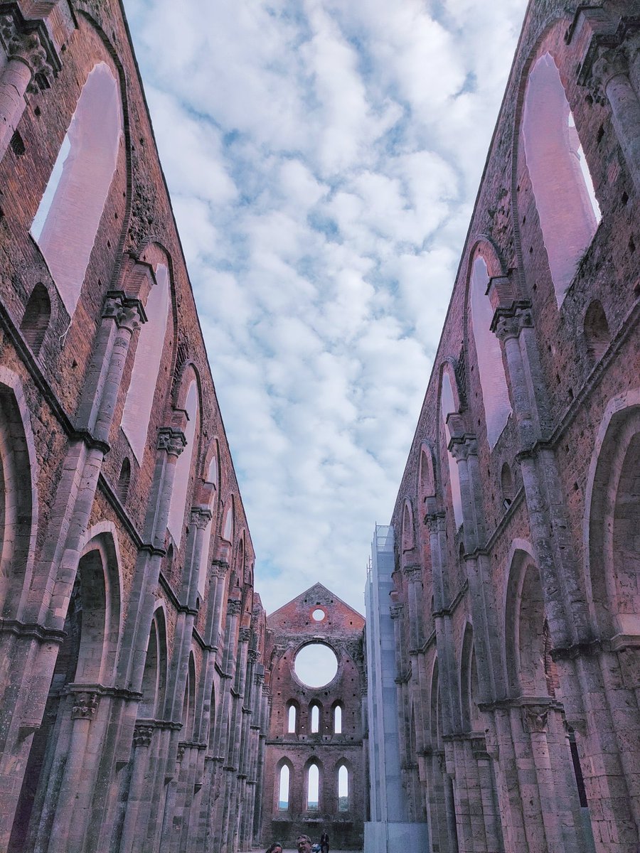 JamesLucasIT's tweet photo. il tetto fatto di nuvole dell'abbazia di San Galgano https://t.co/FVW9kYqAWm