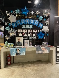 XYZbaby777's tweet photo. 🎂Happy Birthday to Jackson🎂
Had to bring clients for shopping. Naturally I brought them to Orchard Central. And everyone needs coffee & cake after that, so here we are! 🤣😂
#JacksonWang
#WalkingWithJackson
@JacksonWang852
#JacksonWangLostFound
#Coffeesmith
@CoffeeSmithOG https://t.co/ETQ1F83NMJ