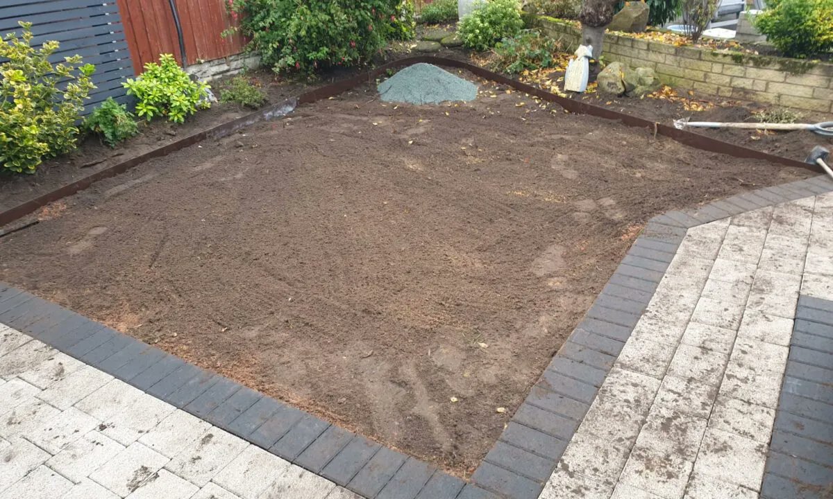 EasigrassLpool's tweet photo. Here's another #ArtificialGrass #CaseStudy. We just love jobs like this, for Mr Rich in Formby. From one extreme to the other and a wonderful transformation. Mr Rich was particularly pleased with #NoMoreMower #NoMoreMud #NoMoreMess   https://t.co/bNyU7UJjVx https://t.co/2vnN8Ug4Ll