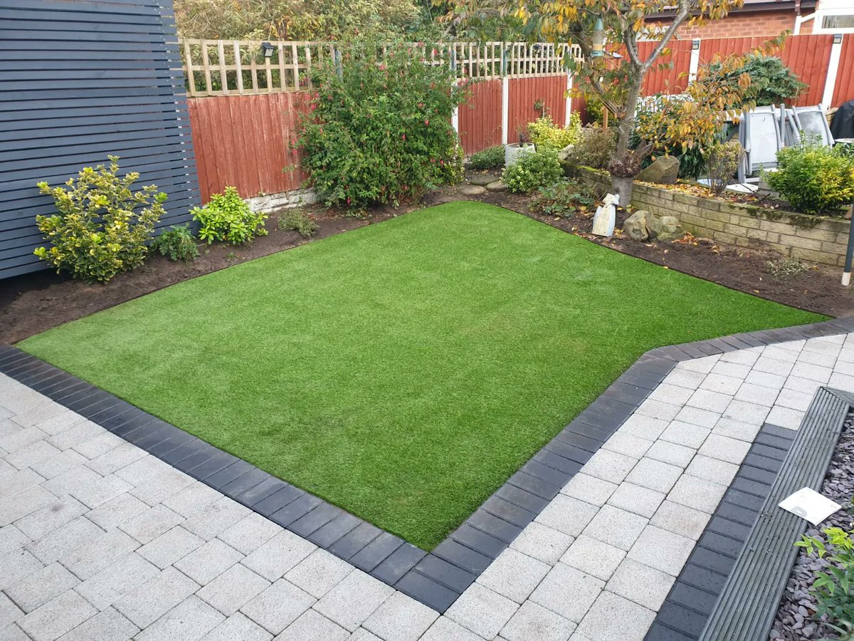 EasigrassLpool's tweet photo. Here's another #ArtificialGrass #CaseStudy. We just love jobs like this, for Mr Rich in Formby. From one extreme to the other and a wonderful transformation. Mr Rich was particularly pleased with #NoMoreMower #NoMoreMud #NoMoreMess   https://t.co/bNyU7UJjVx https://t.co/2vnN8Ug4Ll
