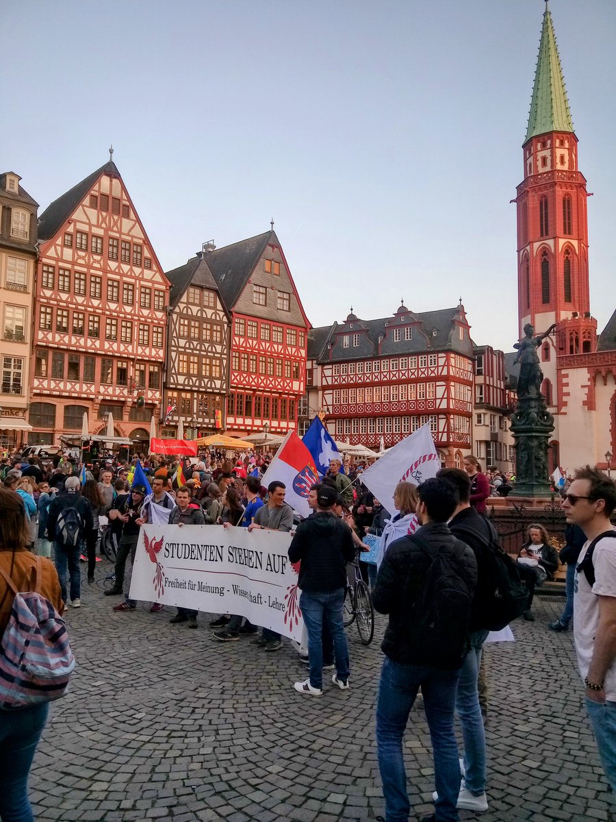 ap_tweety's tweet photo. "Studenten stehen auf...Freiheit für Meinung - Wissenschaft - Lehre", Römerberg, Frankfurt am Main, 26.03.22, #ffm2603 #Sommerzeit https://t.co/HIoUOzOcFv