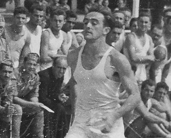 redhistoria's tweet photo. Valladolid - 1946 - Autor desconocido - Fuente AUV
Félix Rodríguez de la Fuente, con 18 años, el día que batió el récord de 400 metros lisos durante los Campeonatos Universitarios celebrados en Valladolid. https://t.co/aotJALLyij