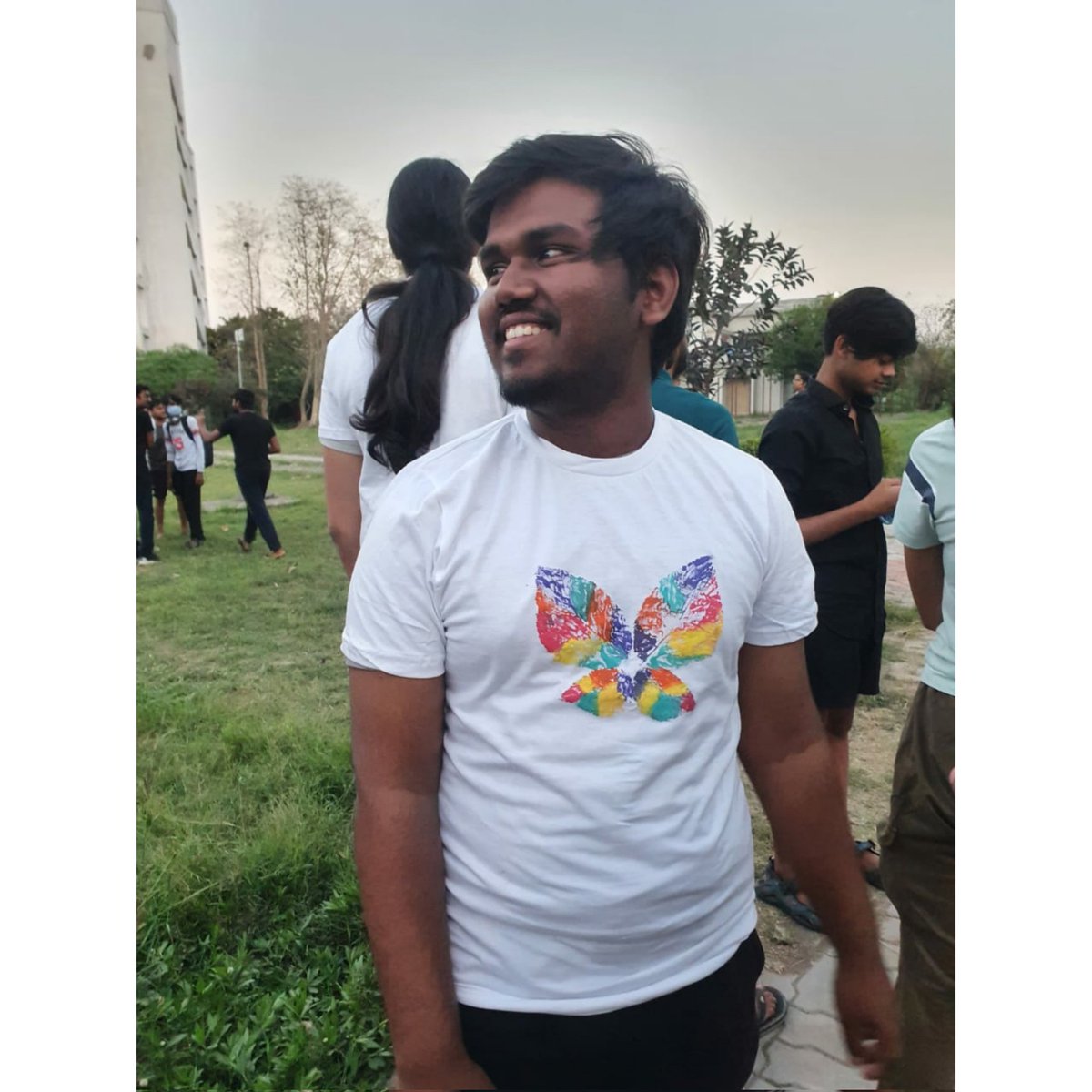 dhanuush_'s tweet image. Bought this T shirt painted by @dhwani__shah_ and @sachiniyer18 in Prayatna's auction yesterday! Fantastic work and it was fun bidding! 

#emptywallet